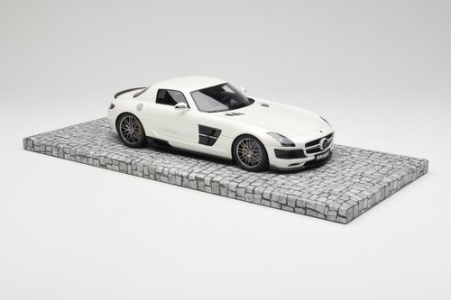 107032020 Brabus Mercedes SLS AMG Coupe 700 Biturbo Pearl White Minichamps 1/18 - Imagen 4 de 6