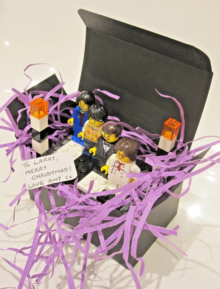 The Beatles GIFT BOX SET - 100% Genuine Lego pieces - Abbey Road zebra crossing - Image 2 of 4