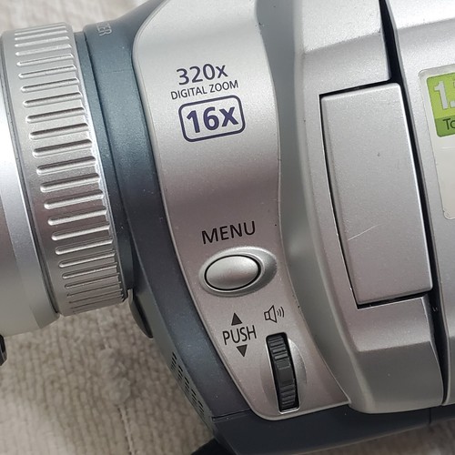 Canon Optura 20 Mini DV Camcorder With Mini Tripod, Filters, 2 Lenses, Remote - Picture 12 of 23