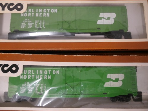 Lot of 3 TYCO HO Scale Burlington-Northern 50' PlugDr BoxCar BN10024 / Cat 339E - Picture 2 of 8