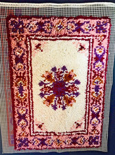 Vintage Hook Latch Rug Boarder Medallion Center Finish 20 x 27 Unfinished Wall