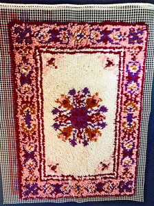 Vintage Hook Latch Rug Boarder Medallion Center  Finish 20 x 27 Unfinished  Wall