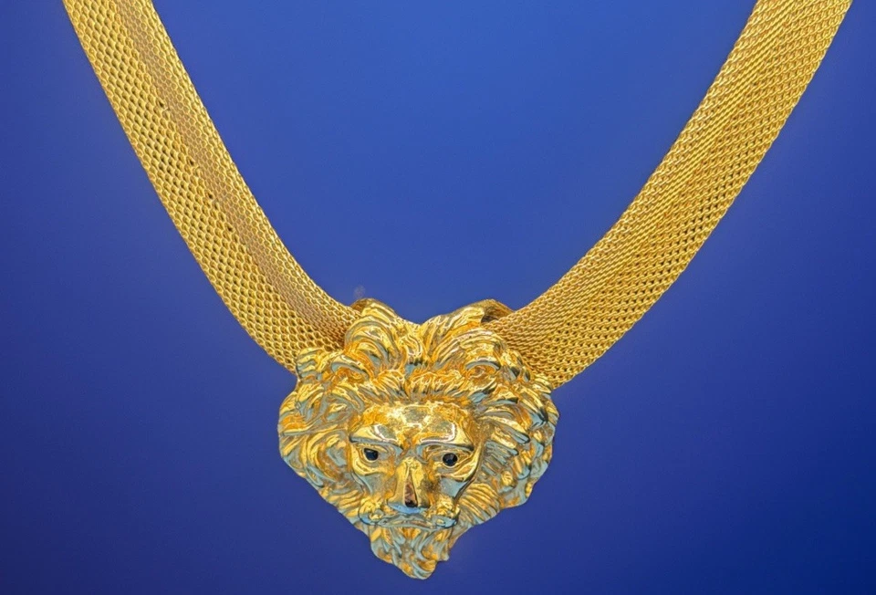 Collar de malla cabeza de león tono dorado con ojos de estrás rojo Foto 3 de 4