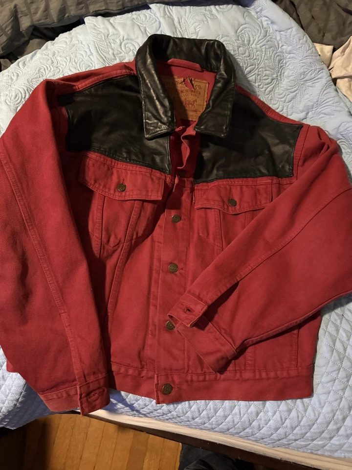 Chaqueta Denim Roja Vintage 90’s Levi’s 70598-0787 Cuello Cuero Negro Personalizado Yugo M Foto 3 de 4