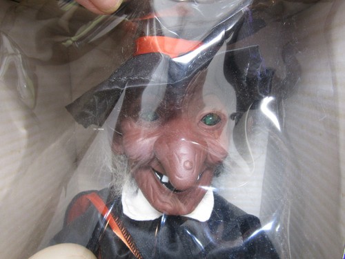 NUEVO EN CAJA FIGURA DE BRUJA ANIMADA TIEMPO CALABAZA ANTIGUA FUNCIONA CON PILAS 16" DECORACIÓN HALLOWEEN - Imagen 2 de 6
