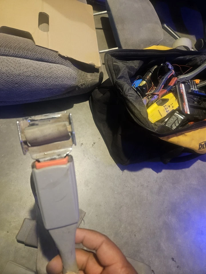 95-98 Chevy Truck/GMC Caminhão Cinto de Segurança Fivela de Volta Banco Assento (CINZA) Sem Assento TRACK - Imagem 4 de 4