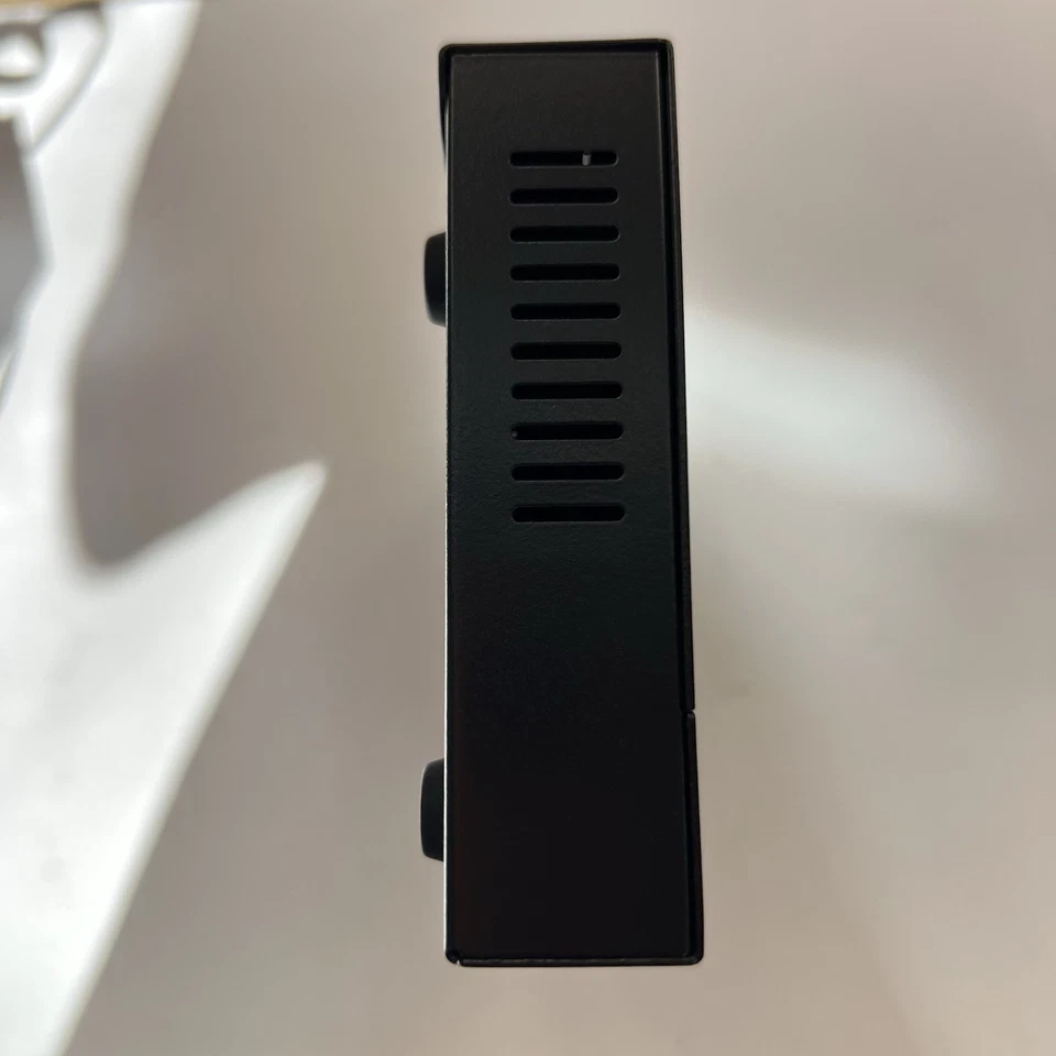 NETGEAR GS308 8-Port Gigabit Ethernet Unmanaged Switch with Power Adapter - Image 4 of 4