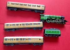 Hornby LNER “Flying Scotsman” 4472 Locomotive + 3 Matching Coaches – OO Gauge