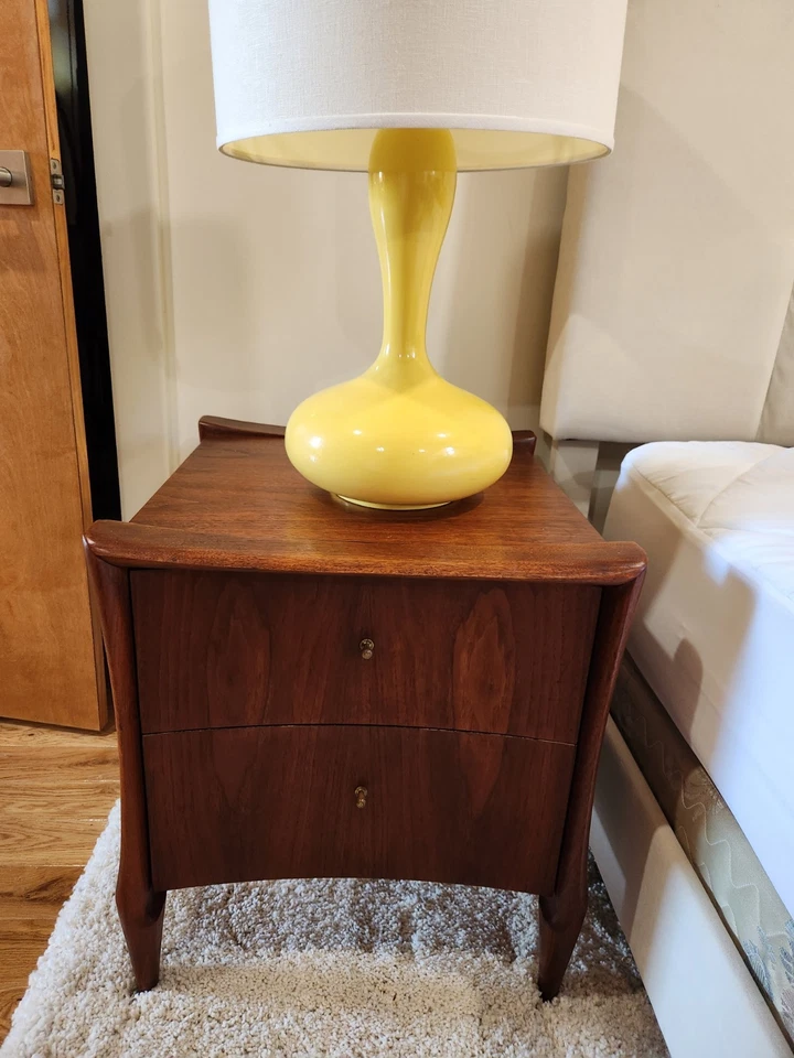 Hermoso juego de dormitorio moderno vintage de mediados de siglo Foto 2 de 4