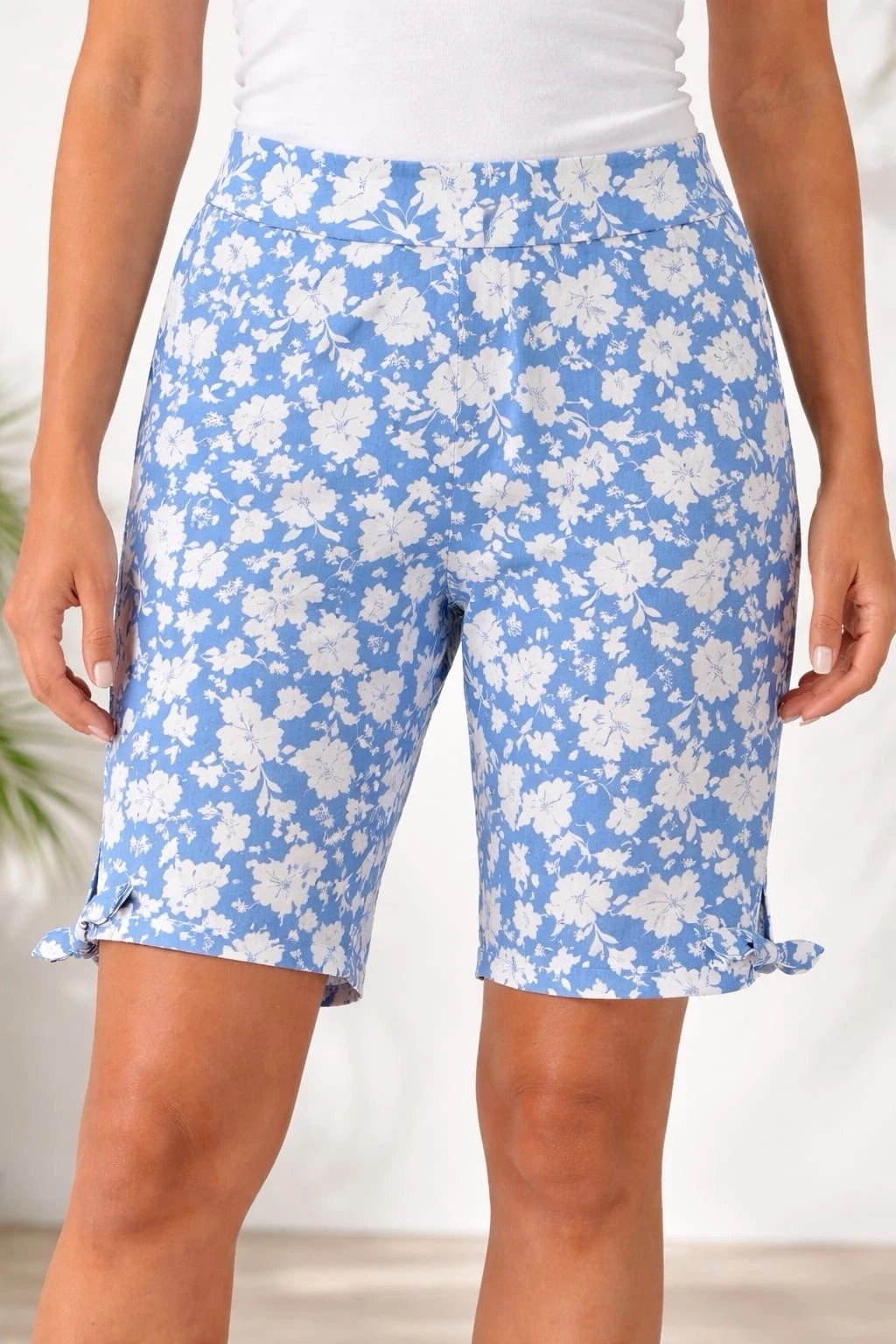Counterparts Womens printed pull on stretch Bermuda Shorts with tie on hem