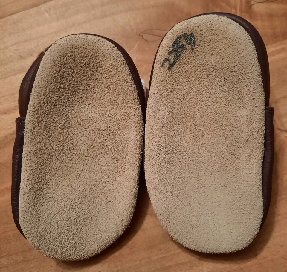 Zapatos de cuna de cuero chocolate con flor rosa cosida a mano mini estrella Foto 3 de 4