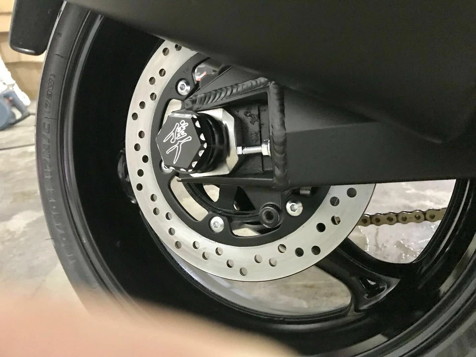 Cubierta de tapa de eje trasero 3D hexagonal montaje de corte de bola para SUZUKI HAYABUSA GSX1300R 1999-2020 Foto 3 de 4