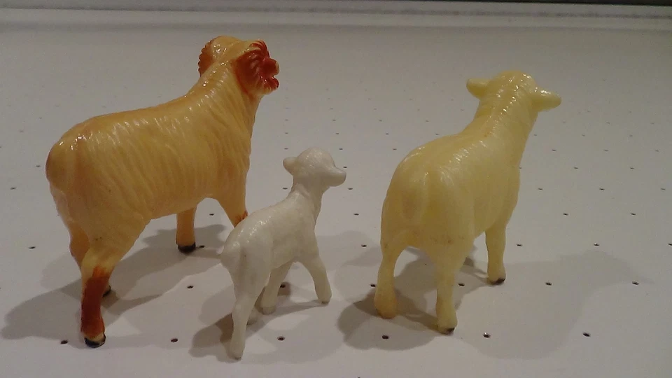 1960's NYLINT Ford Farm Set original sheep ram lamb animal accessory Hong Kong - Image 4 of 4