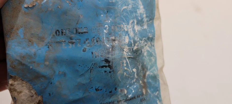 INSERTOS DE CINTURÓN DE SEGURIDAD TRASERO FORD E5FZ-58613D56-A ESCORT MERCURY LYNX 1982-85 Foto 3 de 4