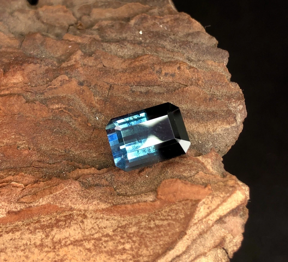 4.30 carats and 10x7.5x5.5 Mm Bicolor blue tourmaline.   - Image 2 of 4