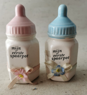 Spardose Sammler,  Keramig o.ä, Motiv: 2 Babyfläschchen rosa-hellblau