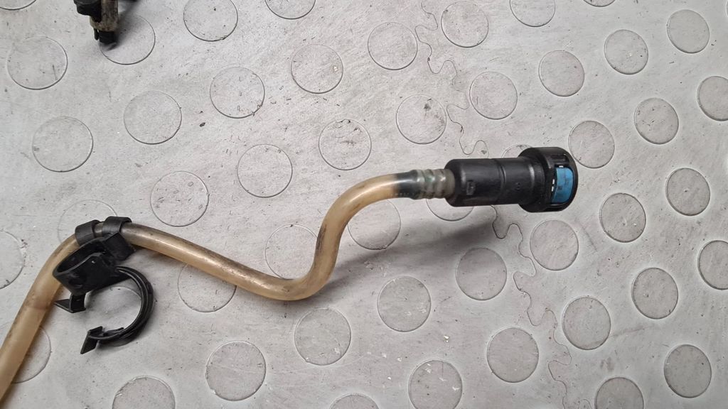 2009 BMW 5 Series 530d 3.0 Diesel Fuel Overflow Line 7799869 for 