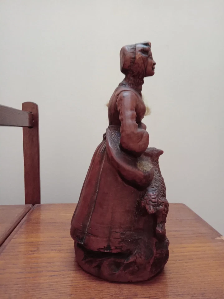 ANCIENNE STATUETTE EN RÉSINE BERGÈRE À LA QUENOUILLE - Photo 2/4