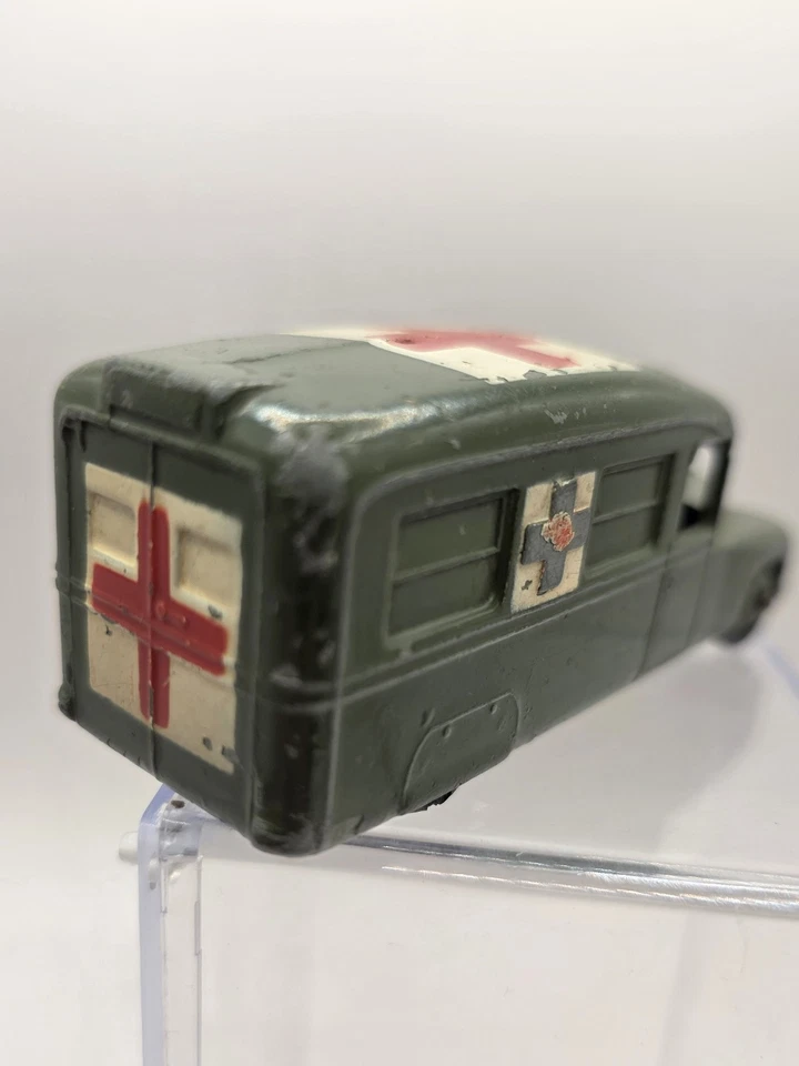 Dinky Toys Daimler Military Ambulance 1950's — 第 3/4 张图片