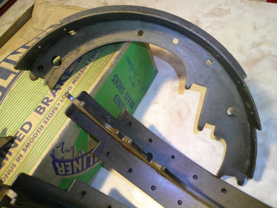 Relined 刹车鞋 1940 1941 1942 46 47 48 49 50 51 凯迪拉克系列 67 72 75 86 — 第 3/4 张图片