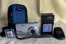 Kodak EasyShare M893 8.1MP 5x Zoom Digital Camera - Silver– Bundle - Nr Mint -