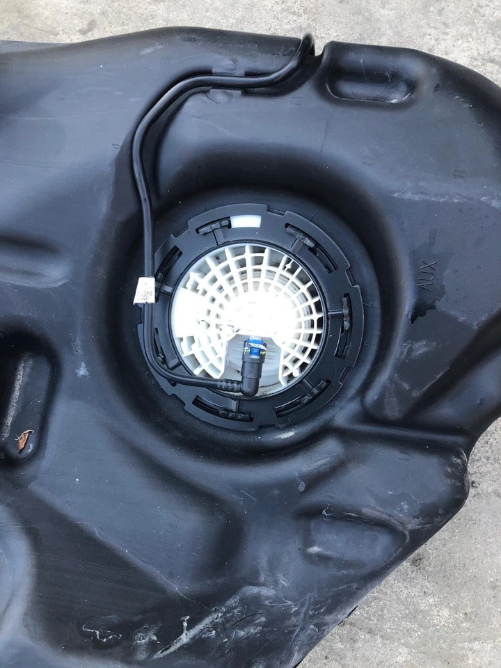 2010 CHRYSLER 300 Gas Tank Assembly 163,003K Miles 2.2 Liters 4 Cylinder - Image 2 of 4