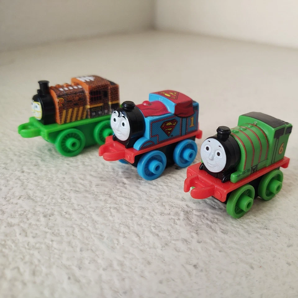 Thomas And Friends Minis Lote De 3 Trens Superman Thomas Percy 6 Porter Futebol - Imagem 3 de 4