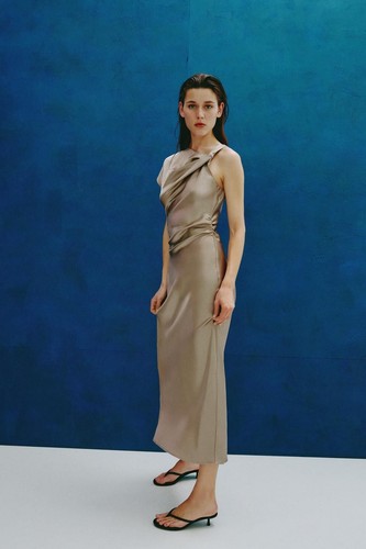 Vestido midi drapeado efecto satinado tostado caramelo XS de Zara para mujer 2248/748 nuevo con etiquetas - Imagen 3 de 20