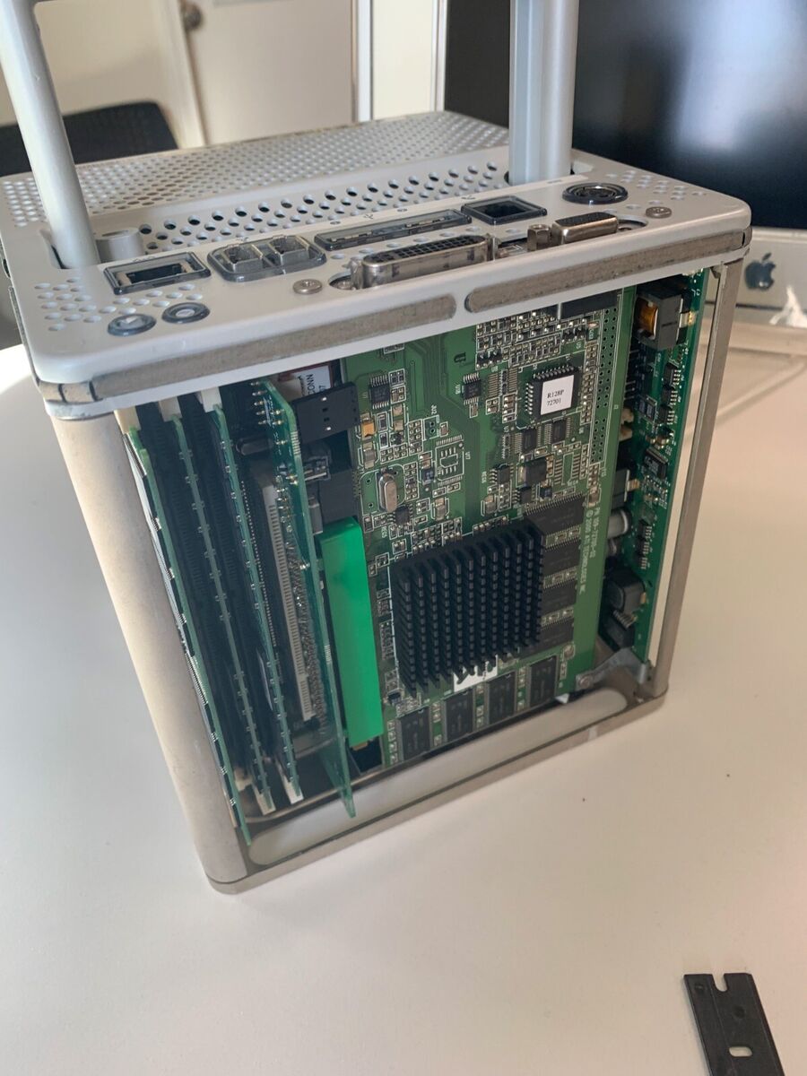 Bundle - Apple PowerMac G4 450 Cube + Monitor, Keyboard Bundle - Apple PowerMac G4 450 Cube + Monitor, Keyboard