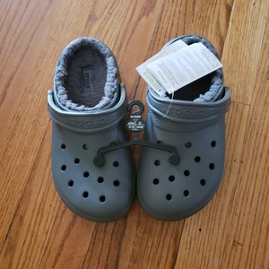 gray crocs with fur