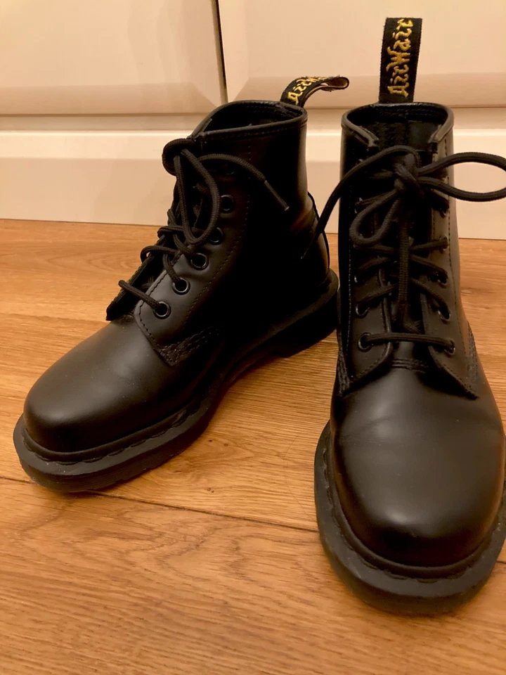 Dr Martens Air Wair 101 Black stitch Smooth Leather Ankle Boots Women's Size 3, photo 2 of 3