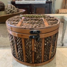 VTG Wooden Woven Wicker Hinged Decor Round Lid TRINKET BOX Clasp Lock Handle