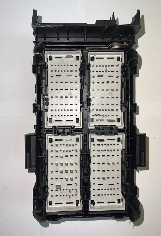 2017 CHEVROLET MALIBU UNDER HOOD ENGINE FUSE RELAY BOX 84144636 - Image 2 of 2