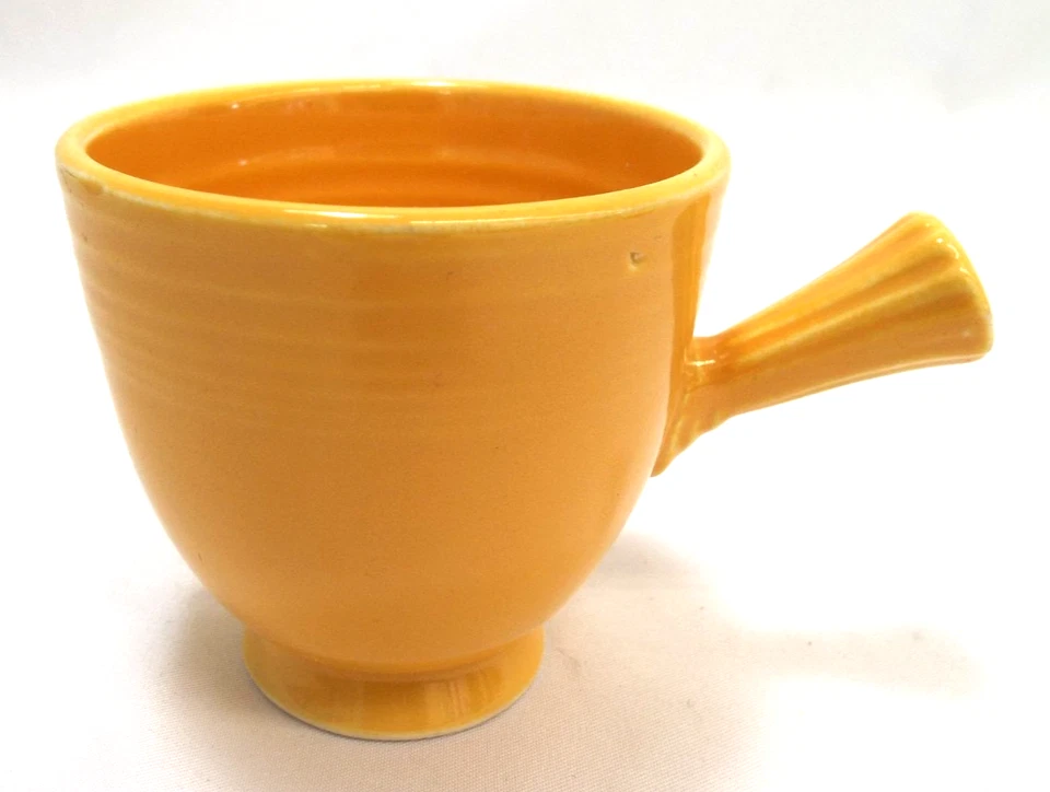 Taza y platillo vintage Fiesta Homer Laughlin HLC Demitasse mango de palo amarillo EE. UU. Foto 2 de 4
