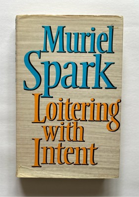 Loitering mit Absicht von Muriel Spark, Hardcover, Erstausgabe UK (1981)