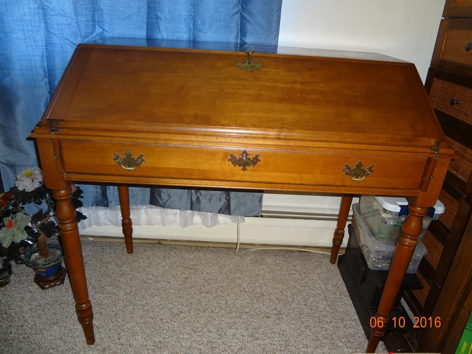Hermoso escritorio antiguo de secretaria de arce de madera dura Sprague y Carleton y llave esbellada  Foto 2 de 4