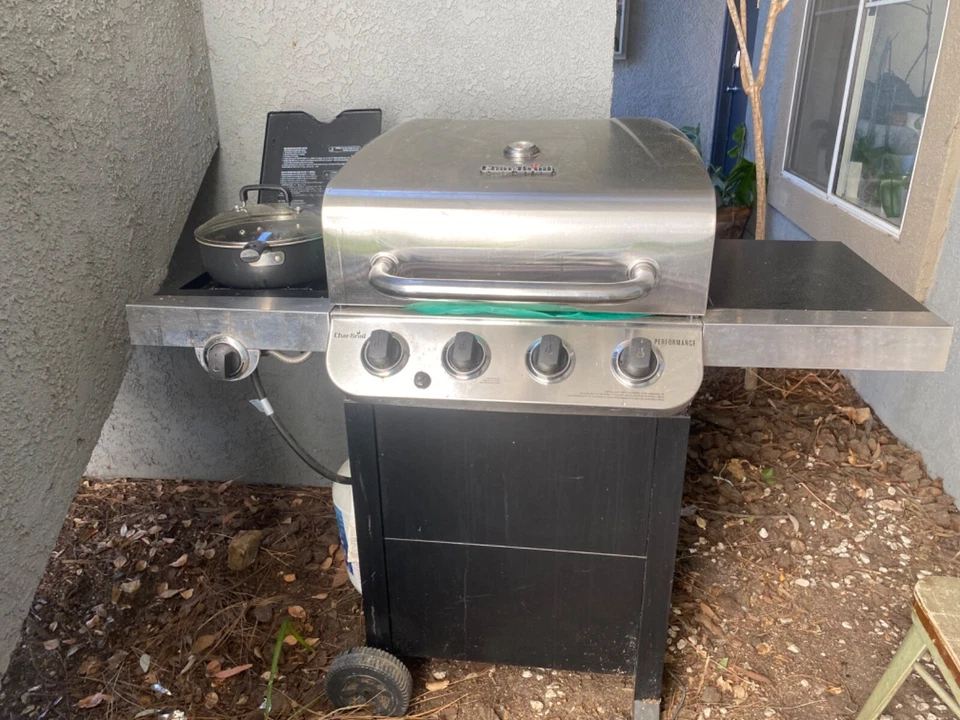 Parrilla de gas Char-Broil Performance convectiva de 4 quemadores con quemador lateral - plateada Foto 3 de 4