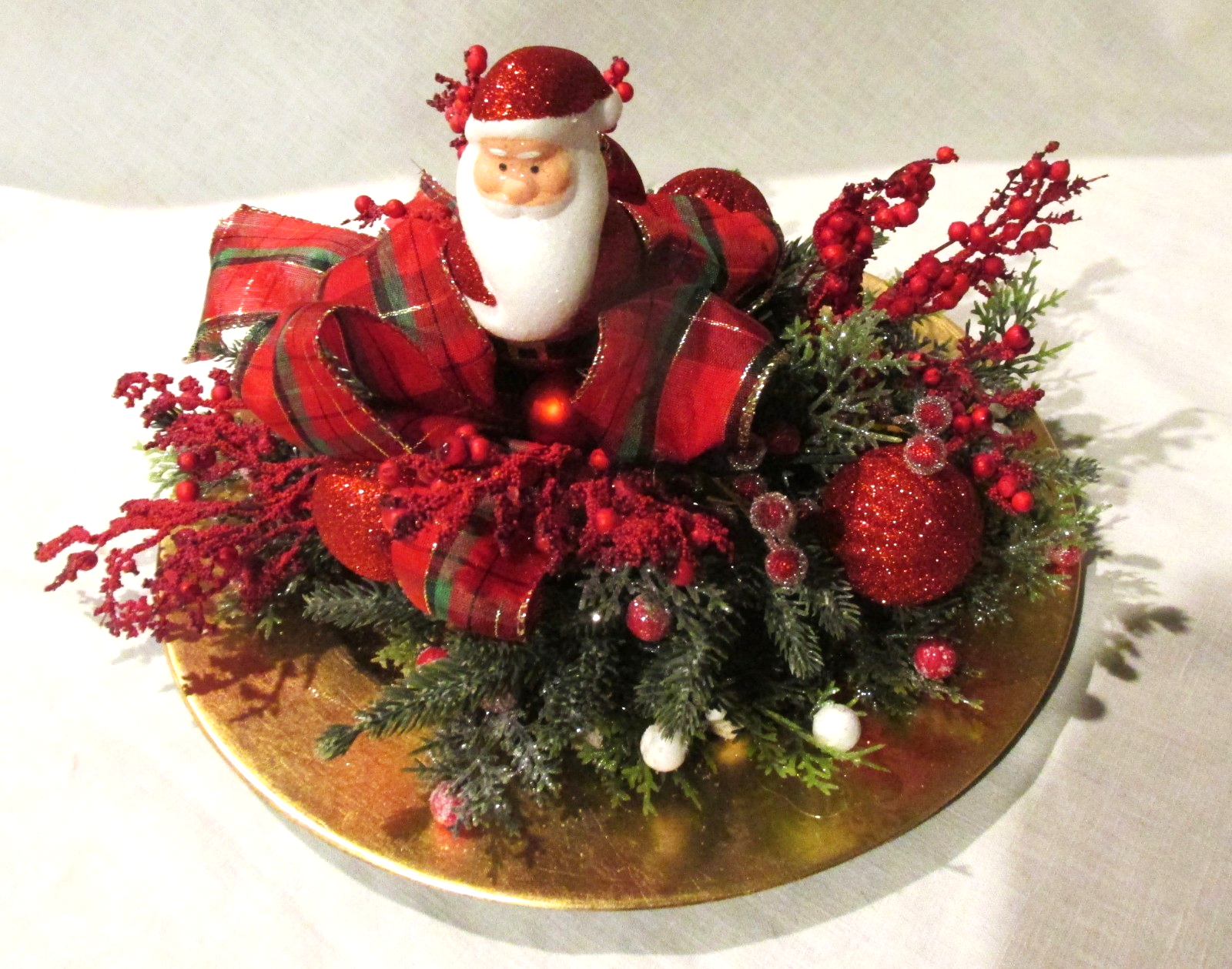 Christmas Round Centerpiece Santa Red Berries Plaid Ribbon Greenery Glisteny