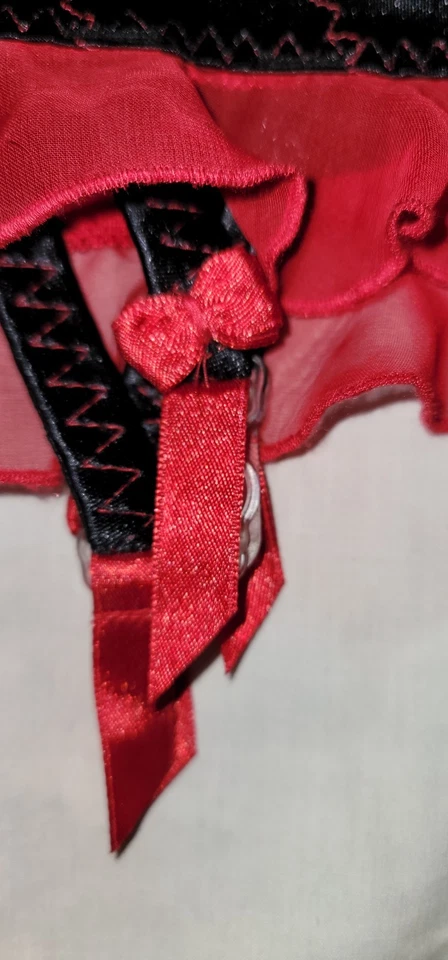 Lencería Frederick’s of Hollywood para mujer XL roja negra con ribete de malla liguero con falda Foto 4 de 4