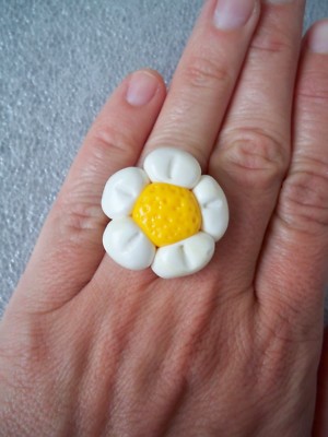 ANELLO IN FIMO FATTO A MANO FIORE MARGHERITA