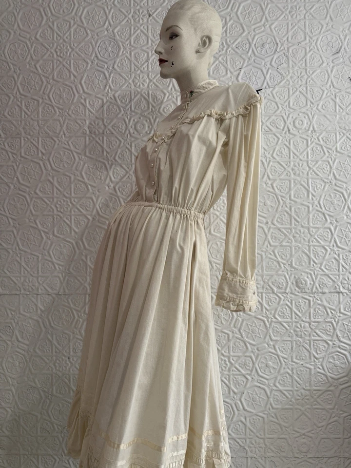 Vestido estilo Gunne vintage años 80 blanco rosa bordado floral-Coquette Cottage Foto 3 de 4