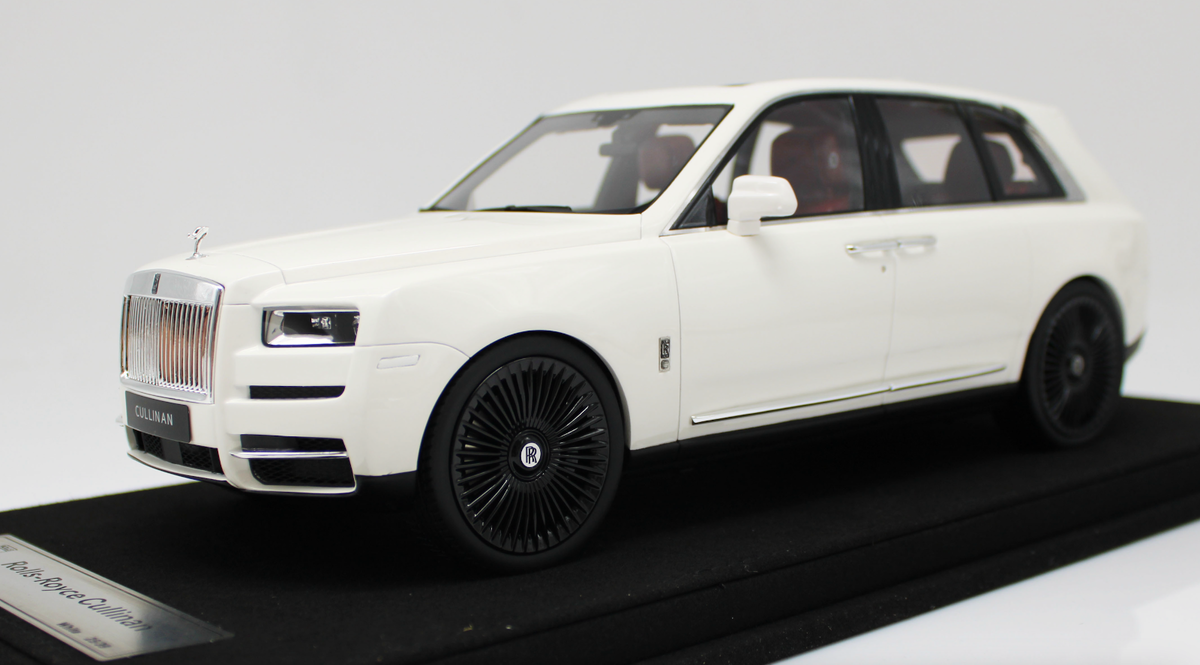 1/18 GL models Rolls Royce Cullinan in White on Leather Base 1/18 GL models Rolls Royce Cullinan in White on Leather Base