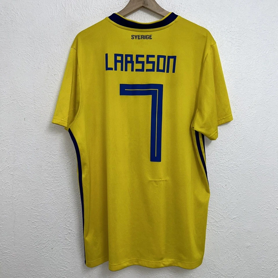 Camiseta de fútbol local Adidas Suecia 2018-2019 #7 Larson talla XL Foto 2 de 4