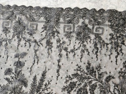 Antique Victorian Black Chantilly Lace Mourning Shawl Funeral Veil Evening Shawl - Picture 15 of 19