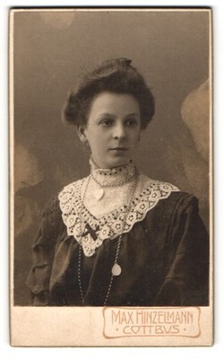 Photograph Max Hinzelmann, Cottbus, pretty young lady with heart chain 