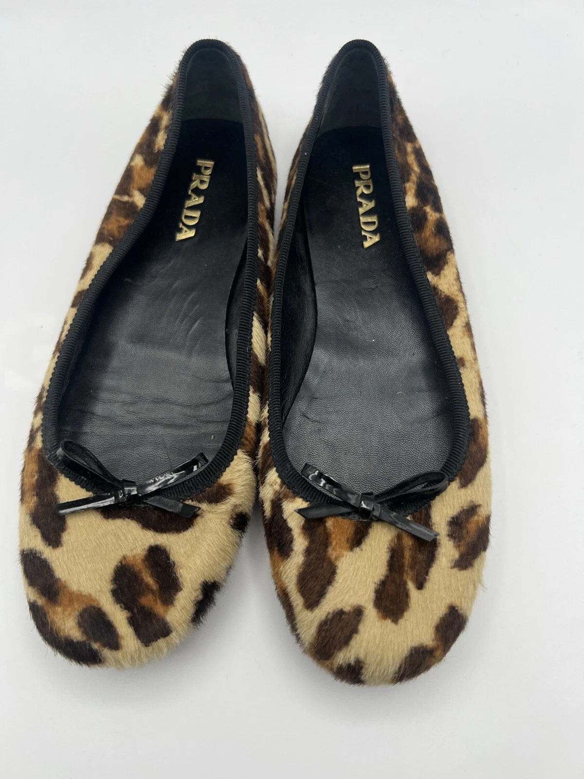 Prada Ponyhair Leopard Ballet Flat con bordo in grosgrain + fiocco in vernice taglia 36 5