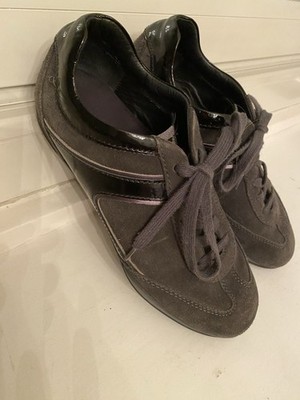 TOD S DAMEN SNEAKER WILDLEDER GRAU & LACKLEDER SCHWARZ VERZIERT MIT NOPPEN GR 36