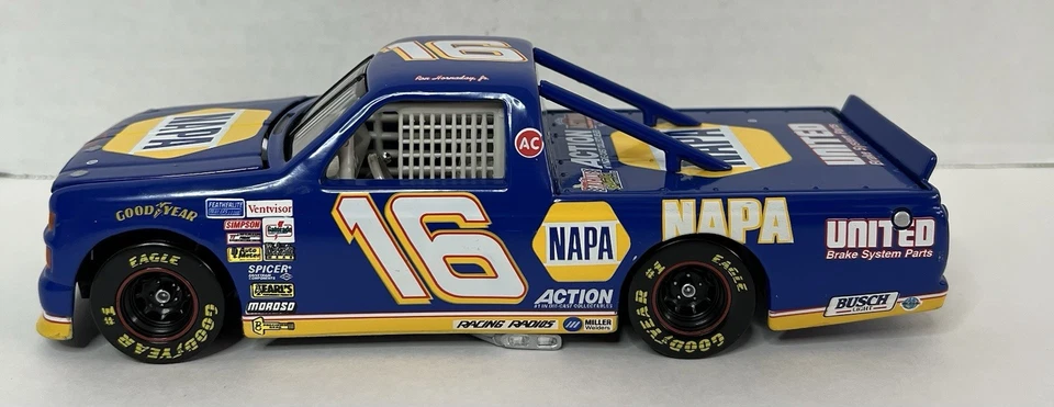 Camión de carreras Ron Hornaday Jr. #16 NAPA azul edición limitada escala 1:24 de acción Foto 2 de 4