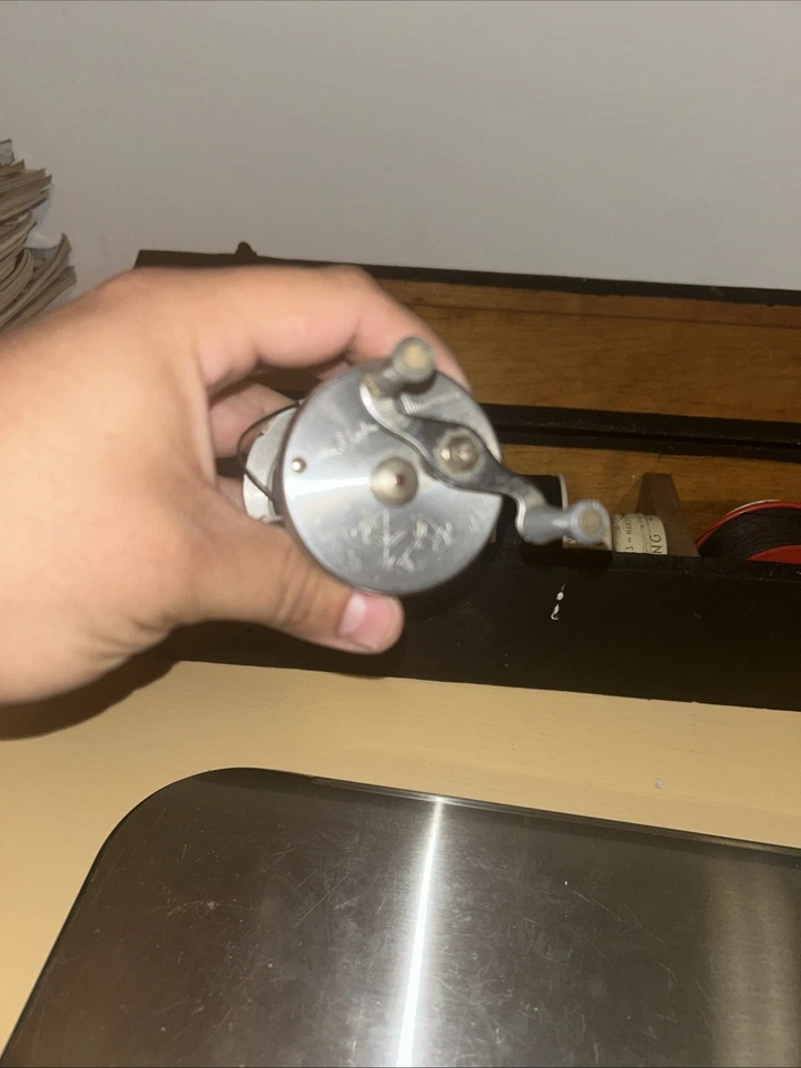 Kit de carrete de fundición de cebo grabado vintage X2 Bronson Mercury modelo 2550 Foto 2 de 4