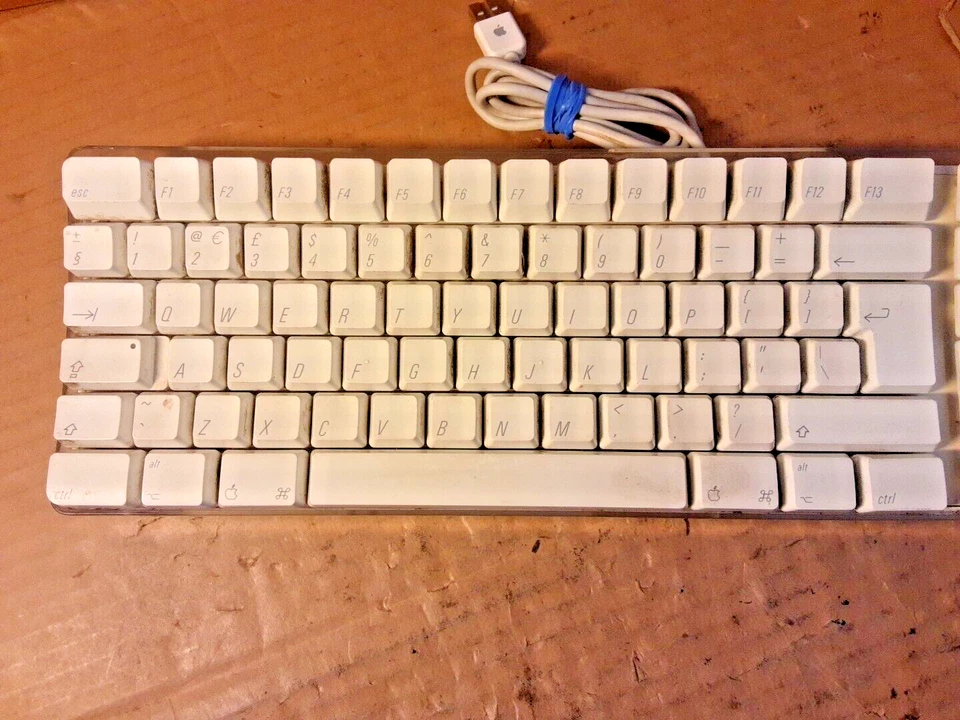 Apple A1048 Wired Keyboard GENUINE WHITE | With NUMPAD | UK QWERTY Layout - Image 2 of 4